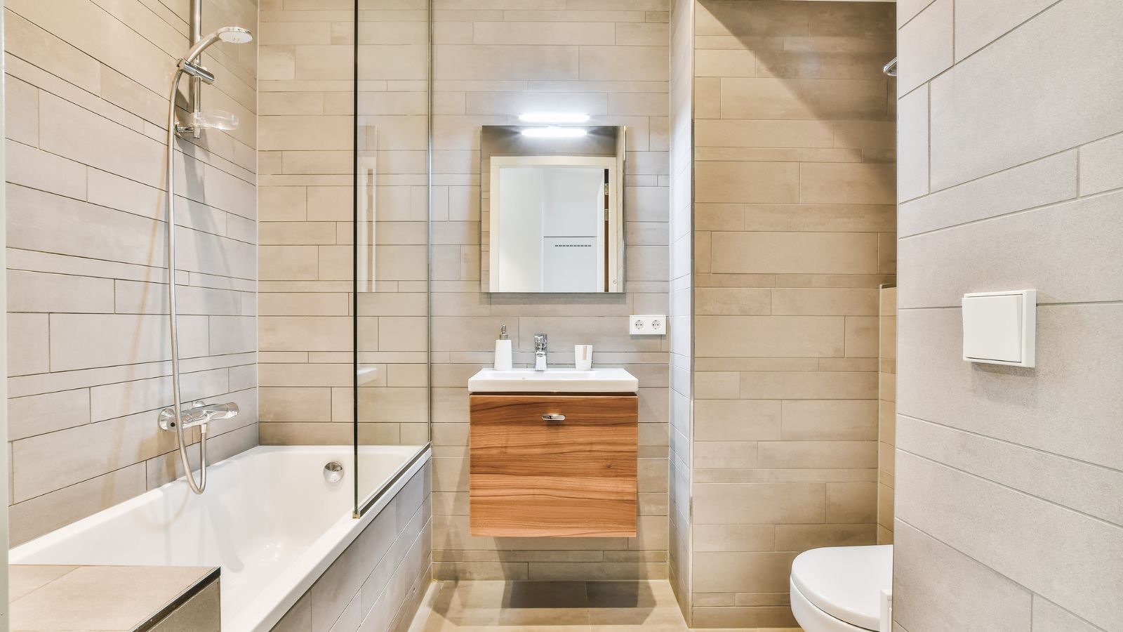 Hacer obras en casa no debería convertirse en una pesadilla para el vecindario… ni para ti. Ruido, escombros, olores, zonas comunes sucias, tensiones con los vecinos… Todo eso puede evitarse con una buena planificación y un enfoque profesional que priorice el respeto y la eficiencia.