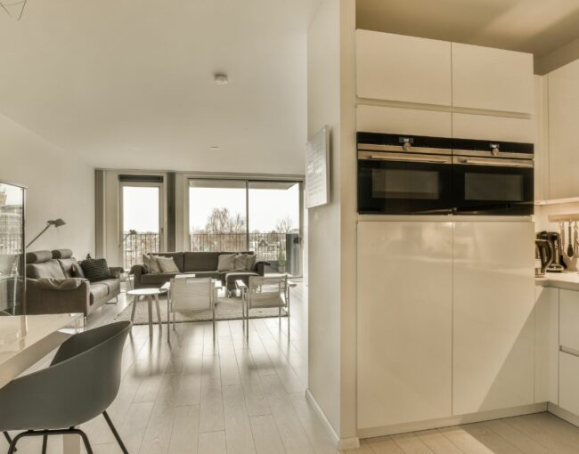 Tu casa habla incluso cuando nadie está dentro. Refleja tus rutinas, tus prioridades, tu forma de ordenar (o no), tu relación con el descanso, el trabajo, la familia o el tiempo libre. ¿Qué dice tu hogar de ti ahora mismo? ¿Está alineado con la vida que llevas o con la que te gustaría llevar?