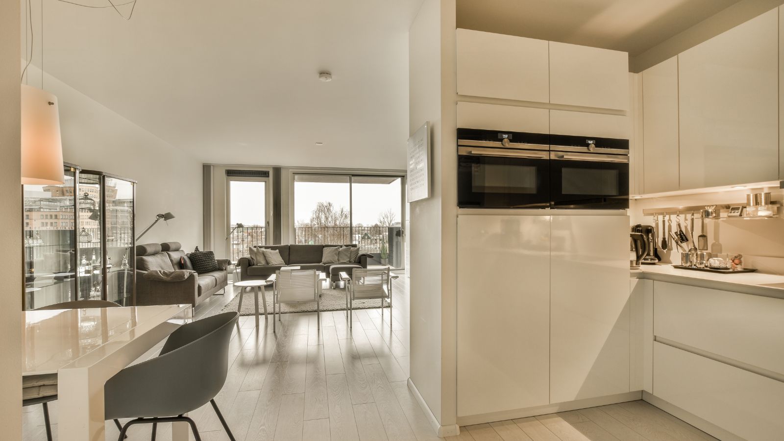 Tu casa habla incluso cuando nadie está dentro. Refleja tus rutinas, tus prioridades, tu forma de ordenar (o no), tu relación con el descanso, el trabajo, la familia o el tiempo libre. ¿Qué dice tu hogar de ti ahora mismo? ¿Está alineado con la vida que llevas o con la que te gustaría llevar?