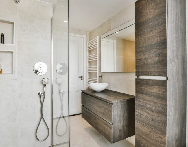 Hay un tipo de lujo que no se ve en los acabados ni en los metros cuadrados. Es ese que te permite salir de casa sin estrés, encontrar todo a la primera, cocinar sin cruzarte con nadie y no perder tiempo recogiendo porque todo está pensado para funcionar. Reformar una vivienda no solo sirve para embellecerla, también puede hacer que tu rutina sea más fluida y sencilla.