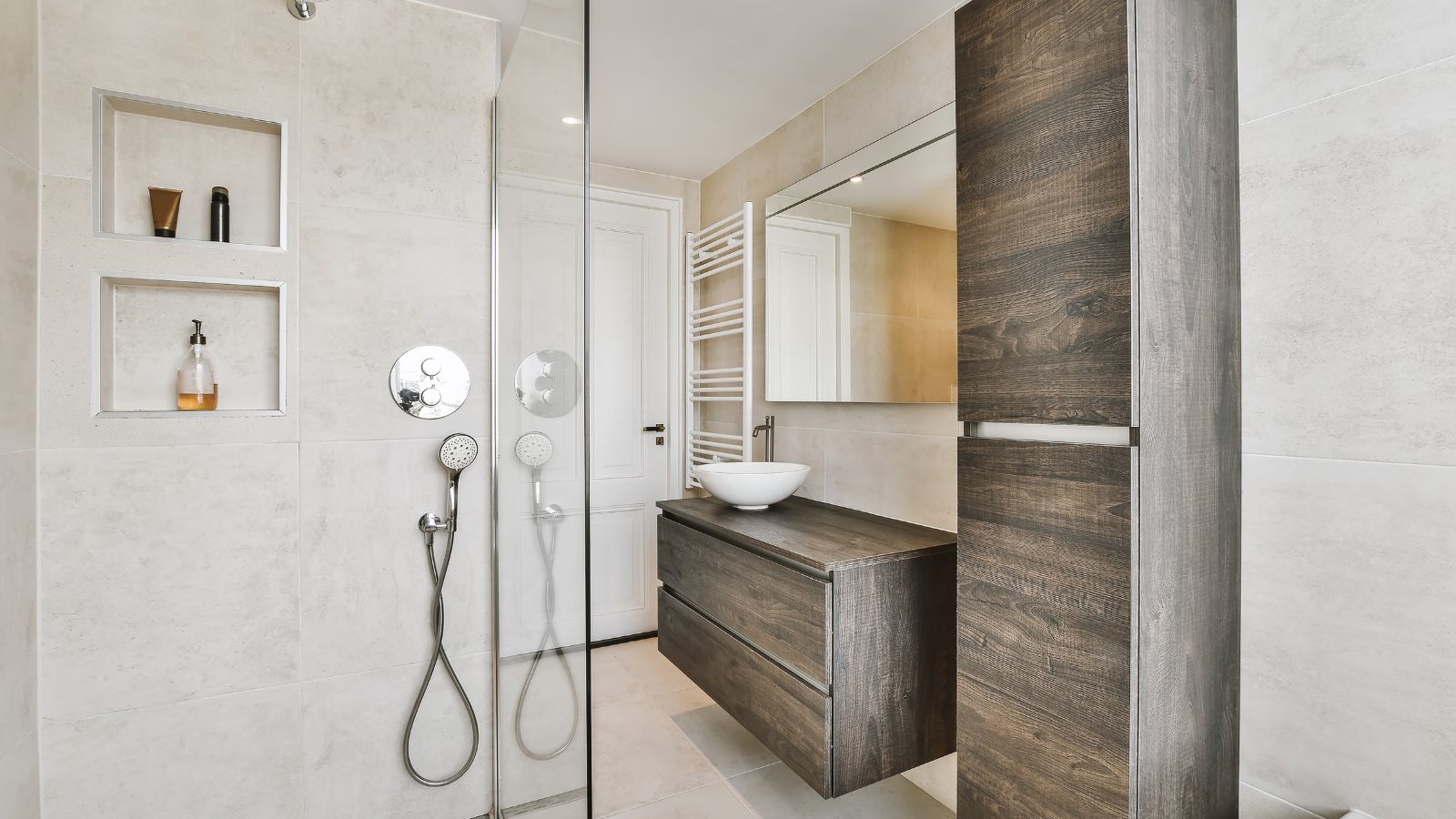 Hay un tipo de lujo que no se ve en los acabados ni en los metros cuadrados. Es ese que te permite salir de casa sin estrés, encontrar todo a la primera, cocinar sin cruzarte con nadie y no perder tiempo recogiendo porque todo está pensado para funcionar. Reformar una vivienda no solo sirve para embellecerla, también puede hacer que tu rutina sea más fluida y sencilla.