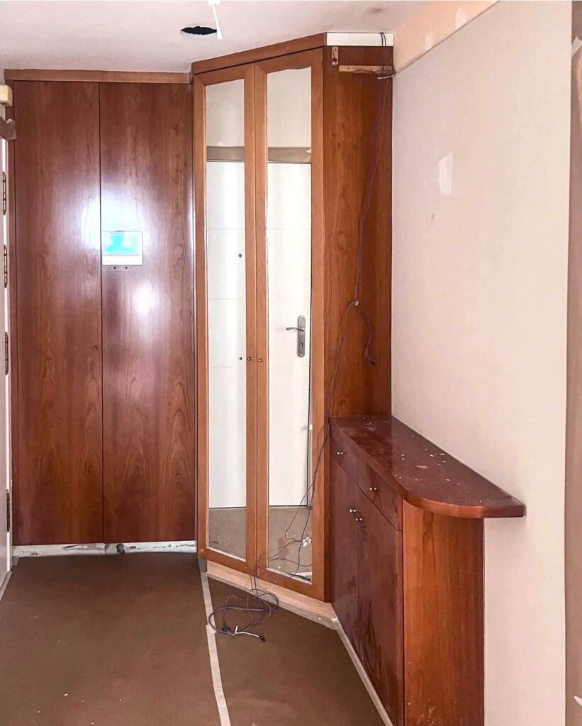 Mari y Enrique querían dar un nuevo aire a su vivienda sin realizar una reforma estructural. Su objetivo era claro: renovar los acabados, actualizar el estilo y aportar luminosidad, manteniendo la esencia del hogar.