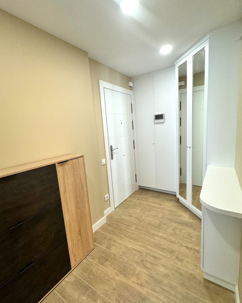 Mari y Enrique querían dar un nuevo aire a su vivienda sin realizar una reforma estructural. Su objetivo era claro: renovar los acabados, actualizar el estilo y aportar luminosidad, manteniendo la esencia del hogar.