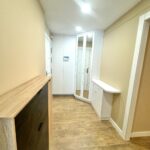 Mari y Enrique querían dar un nuevo aire a su vivienda sin realizar una reforma estructural. Su objetivo era claro: renovar los acabados, actualizar el estilo y aportar luminosidad, manteniendo la esencia del hogar.