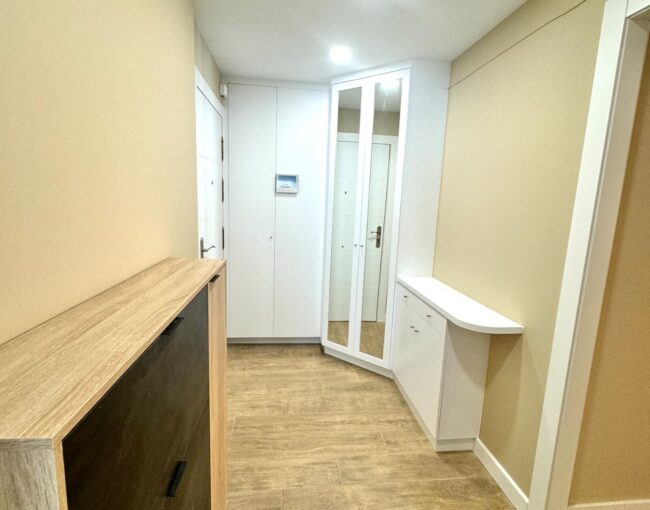 Mari y Enrique querían dar un nuevo aire a su vivienda sin realizar una reforma estructural. Su objetivo era claro: renovar los acabados, actualizar el estilo y aportar luminosidad, manteniendo la esencia del hogar.