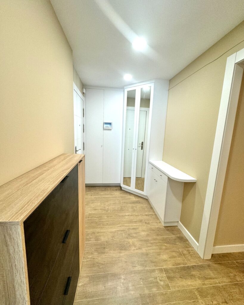 Mari y Enrique querían dar un nuevo aire a su vivienda sin realizar una reforma estructural. Su objetivo era claro: renovar los acabados, actualizar el estilo y aportar luminosidad, manteniendo la esencia del hogar.