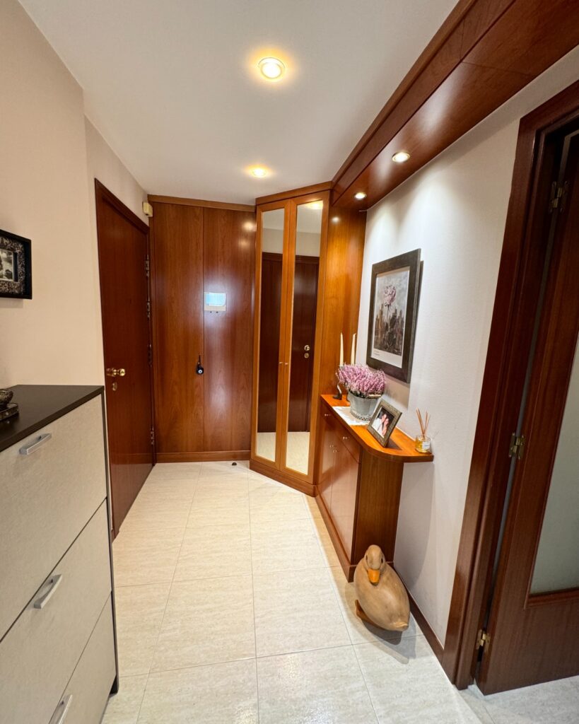 Mari y Enrique querían dar un nuevo aire a su vivienda sin realizar una reforma estructural. Su objetivo era claro: renovar los acabados, actualizar el estilo y aportar luminosidad, manteniendo la esencia del hogar.