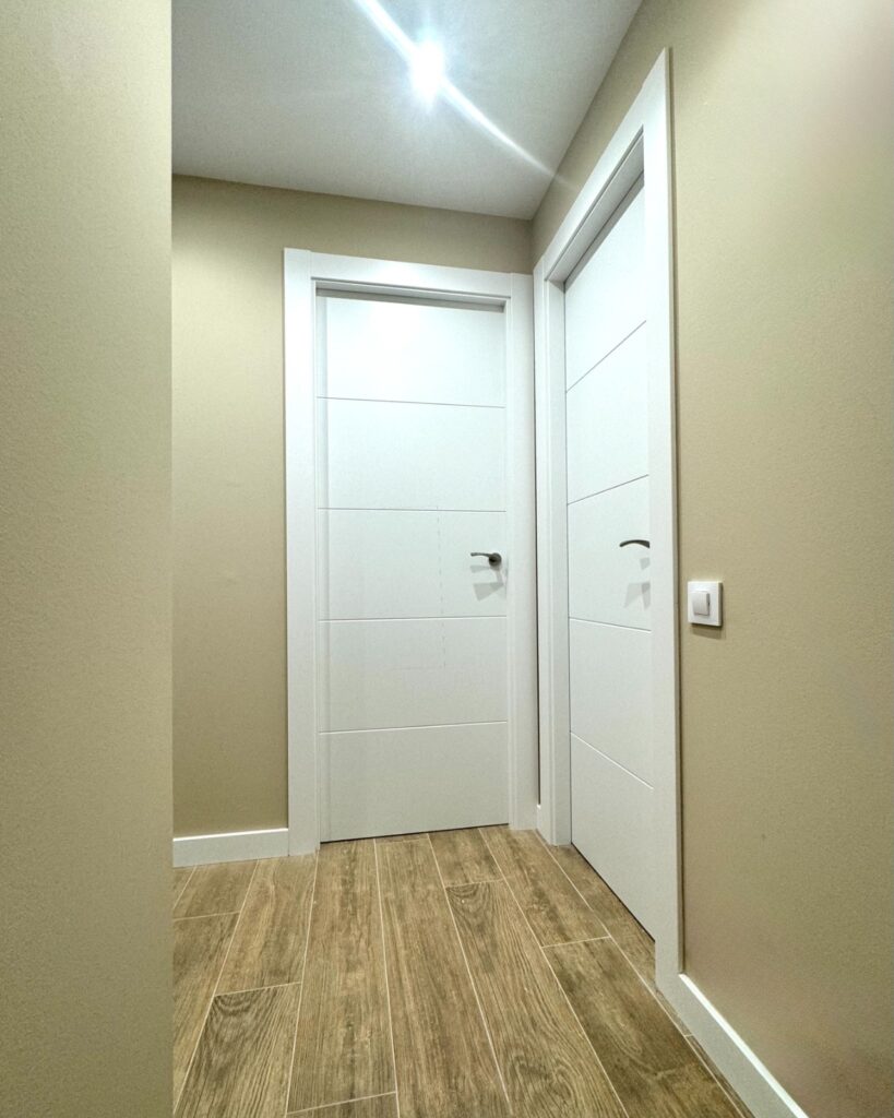 Mari y Enrique querían dar un nuevo aire a su vivienda sin realizar una reforma estructural. Su objetivo era claro: renovar los acabados, actualizar el estilo y aportar luminosidad, manteniendo la esencia del hogar.