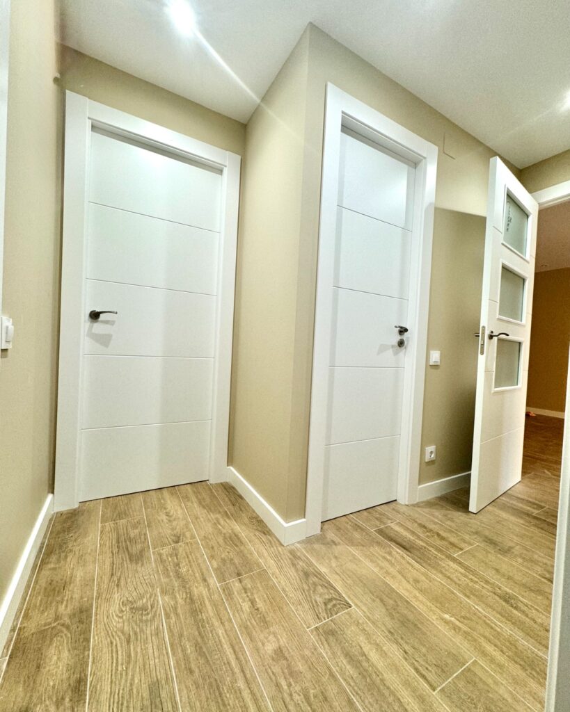 Mari y Enrique querían dar un nuevo aire a su vivienda sin realizar una reforma estructural. Su objetivo era claro: renovar los acabados, actualizar el estilo y aportar luminosidad, manteniendo la esencia del hogar.