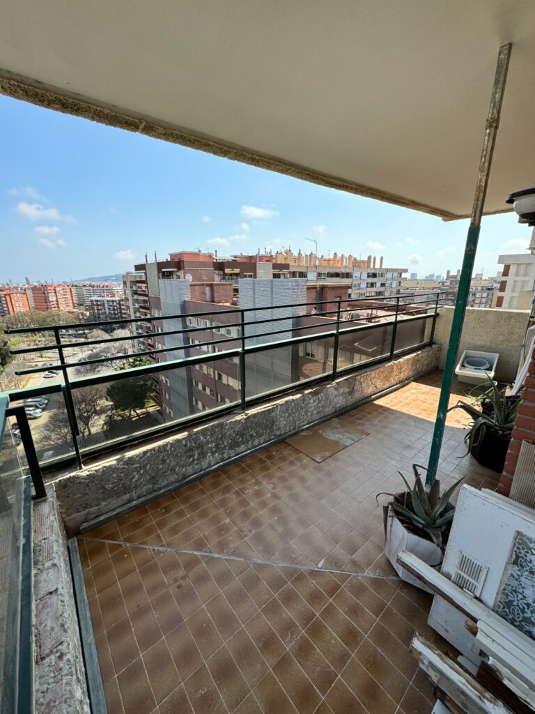 Teresa quería renovar el balcón de su vivienda en Les Corts y aprovechar la intervención para integrar la instalación de un nuevo sistema de aire acondicionado Mitsubishi. Buscaba un espacio exterior más cuidado, funcional y agradable, donde cada detalle aportara confort y durabilidad.