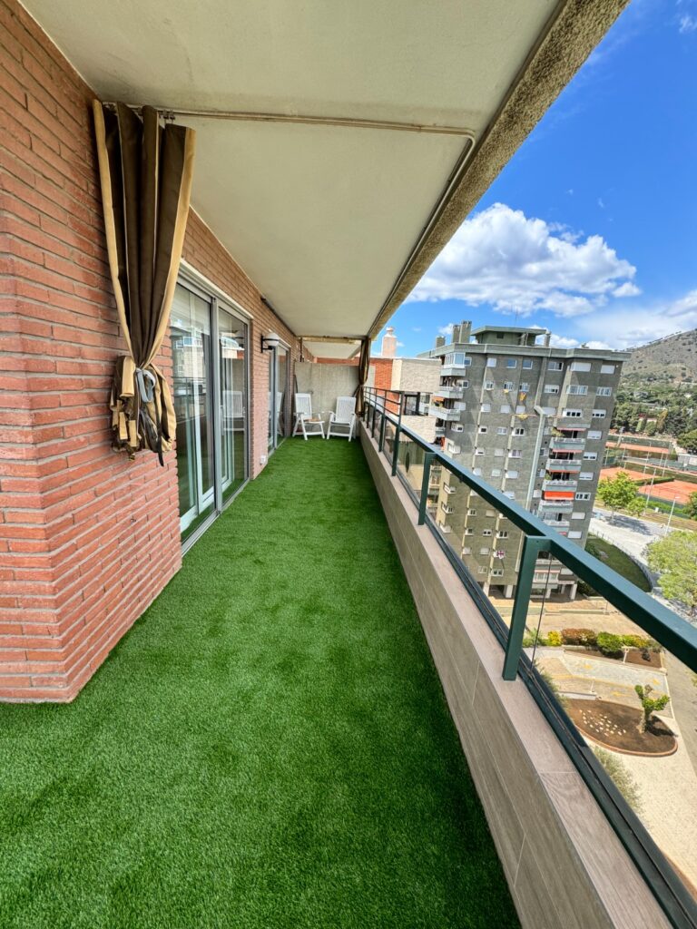 Teresa quería renovar el balcón de su vivienda en Les Corts y aprovechar la intervención para integrar la instalación de un nuevo sistema de aire acondicionado Mitsubishi. Buscaba un espacio exterior más cuidado, funcional y agradable, donde cada detalle aportara confort y durabilidad.