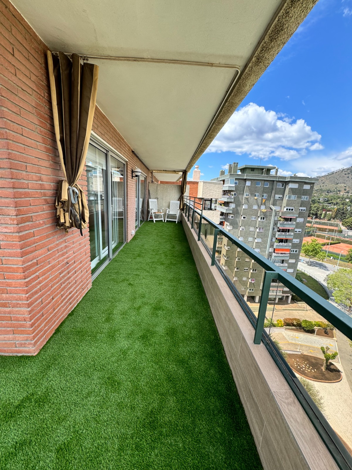 Teresa quería renovar el balcón de su vivienda en Les Corts y aprovechar la intervención para integrar la instalación de un nuevo sistema de aire acondicionado Mitsubishi. Buscaba un espacio exterior más cuidado, funcional y agradable, donde cada detalle aportara confort y durabilidad.