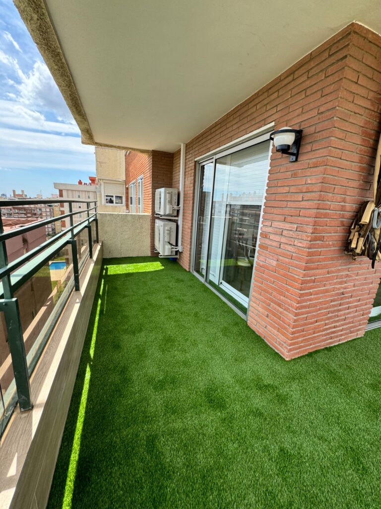 Teresa quería renovar el balcón de su vivienda en Les Corts y aprovechar la intervención para integrar la instalación de un nuevo sistema de aire acondicionado Mitsubishi. Buscaba un espacio exterior más cuidado, funcional y agradable, donde cada detalle aportara confort y durabilidad.