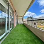 Teresa quería renovar el balcón de su vivienda en Les Corts y aprovechar la intervención para integrar la instalación de un nuevo sistema de aire acondicionado Mitsubishi. Buscaba un espacio exterior más cuidado, funcional y agradable, donde cada detalle aportara confort y durabilidad.