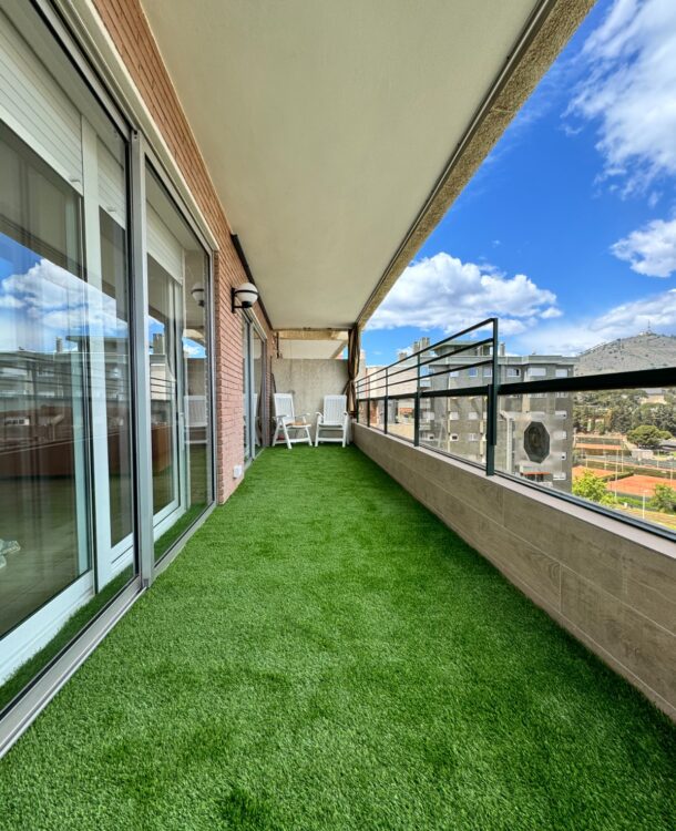 Teresa quería renovar el balcón de su vivienda en Les Corts y aprovechar la intervención para integrar la instalación de un nuevo sistema de aire acondicionado Mitsubishi. Buscaba un espacio exterior más cuidado, funcional y agradable, donde cada detalle aportara confort y durabilidad.