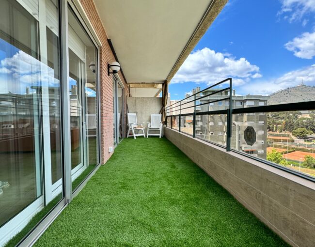 Teresa quería renovar el balcón de su vivienda en Les Corts y aprovechar la intervención para integrar la instalación de un nuevo sistema de aire acondicionado Mitsubishi. Buscaba un espacio exterior más cuidado, funcional y agradable, donde cada detalle aportara confort y durabilidad.