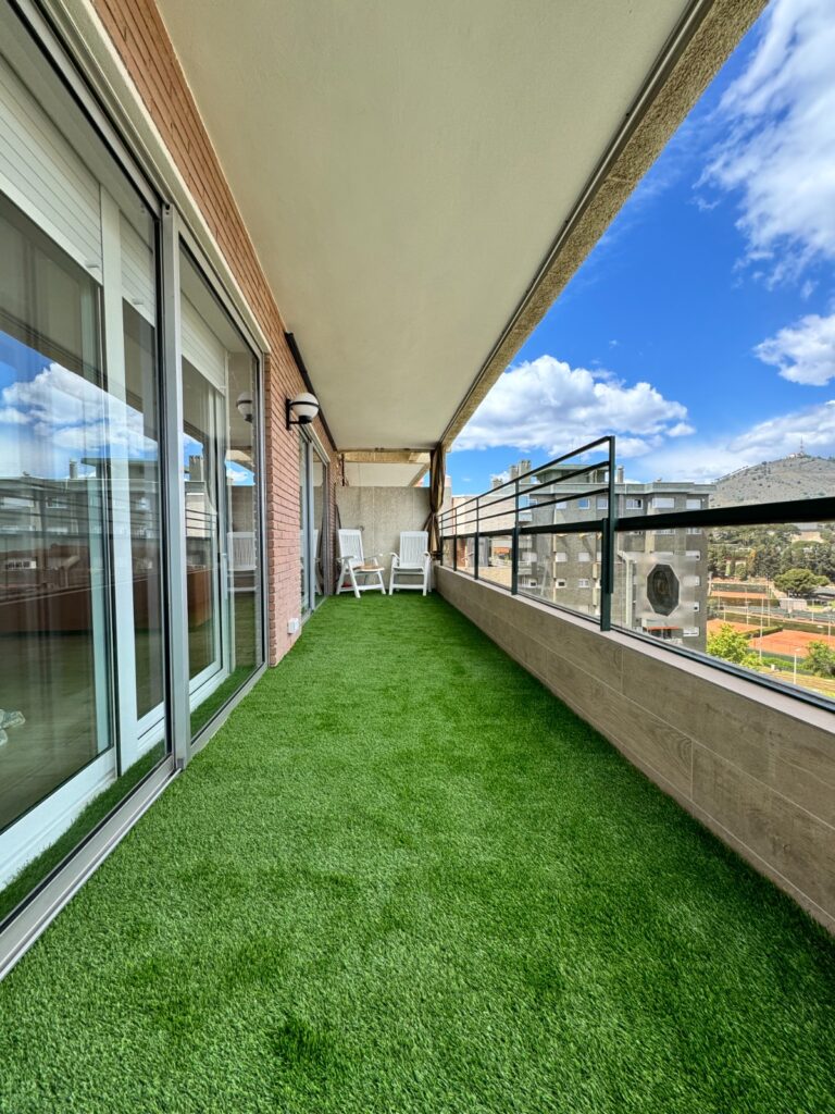 Teresa quería renovar el balcón de su vivienda en Les Corts y aprovechar la intervención para integrar la instalación de un nuevo sistema de aire acondicionado Mitsubishi. Buscaba un espacio exterior más cuidado, funcional y agradable, donde cada detalle aportara confort y durabilidad.