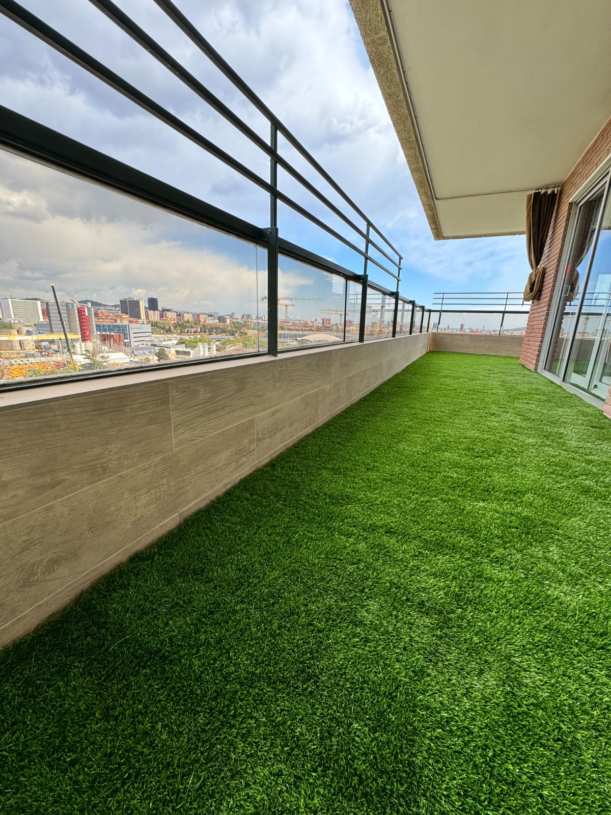 Teresa quería renovar el balcón de su vivienda en Les Corts y aprovechar la intervención para integrar la instalación de un nuevo sistema de aire acondicionado Mitsubishi. Buscaba un espacio exterior más cuidado, funcional y agradable, donde cada detalle aportara confort y durabilidad.