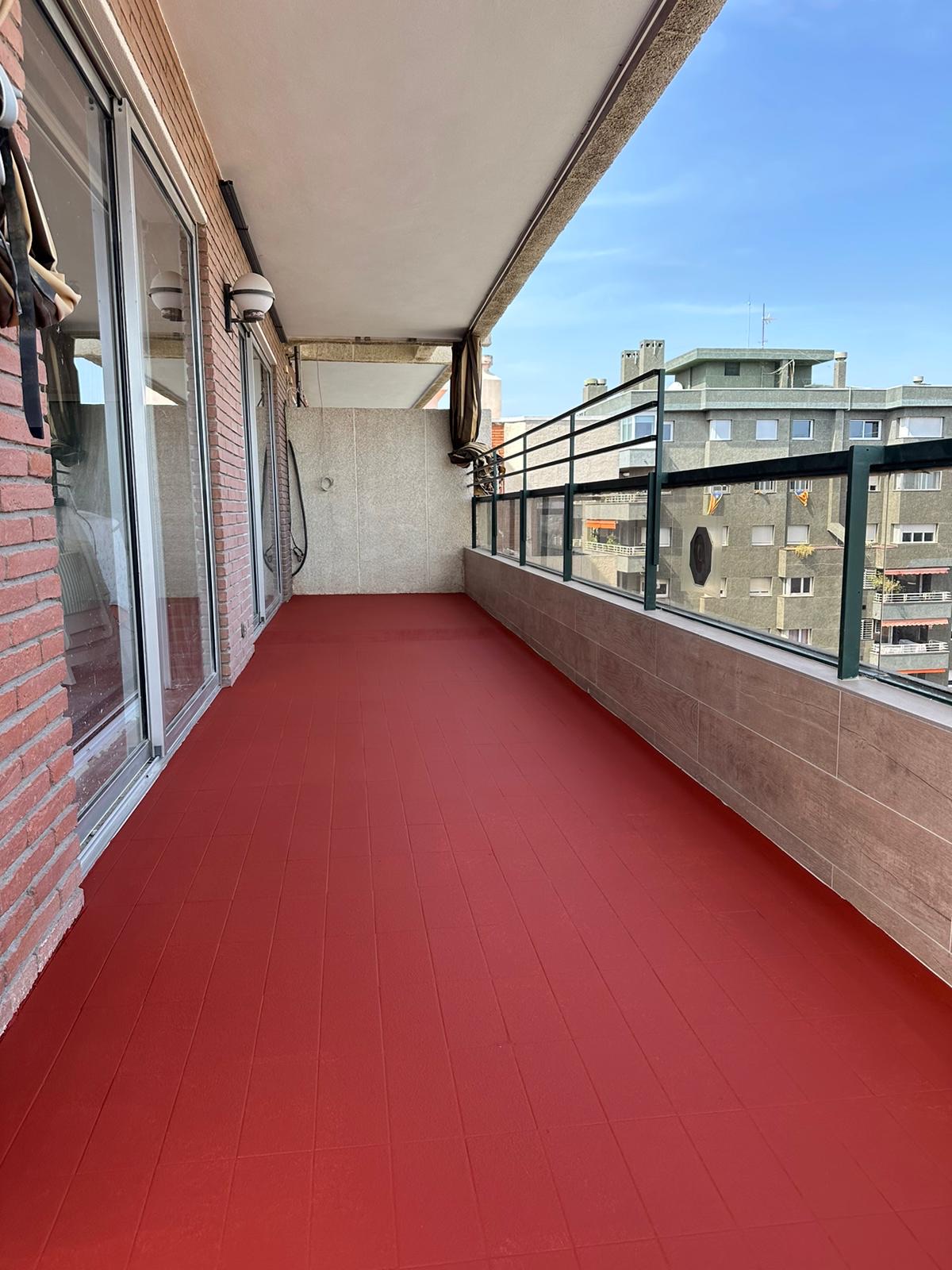 Teresa quería renovar el balcón de su vivienda en Les Corts y aprovechar la intervención para integrar la instalación de un nuevo sistema de aire acondicionado Mitsubishi. Buscaba un espacio exterior más cuidado, funcional y agradable, donde cada detalle aportara confort y durabilidad.