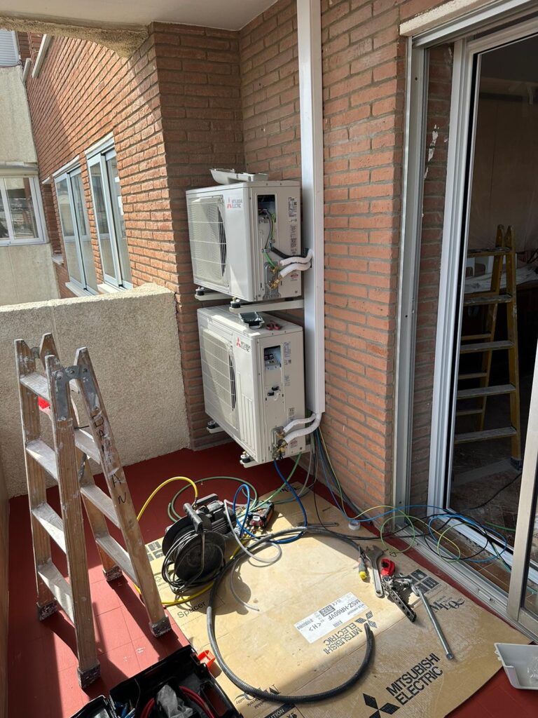 Teresa quería renovar el balcón de su vivienda en Les Corts y aprovechar la intervención para integrar la instalación de un nuevo sistema de aire acondicionado Mitsubishi. Buscaba un espacio exterior más cuidado, funcional y agradable, donde cada detalle aportara confort y durabilidad.