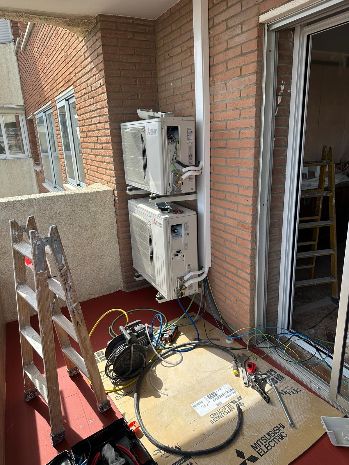 Teresa quería renovar el balcón de su vivienda en Les Corts y aprovechar la intervención para integrar la instalación de un nuevo sistema de aire acondicionado Mitsubishi. Buscaba un espacio exterior más cuidado, funcional y agradable, donde cada detalle aportara confort y durabilidad.