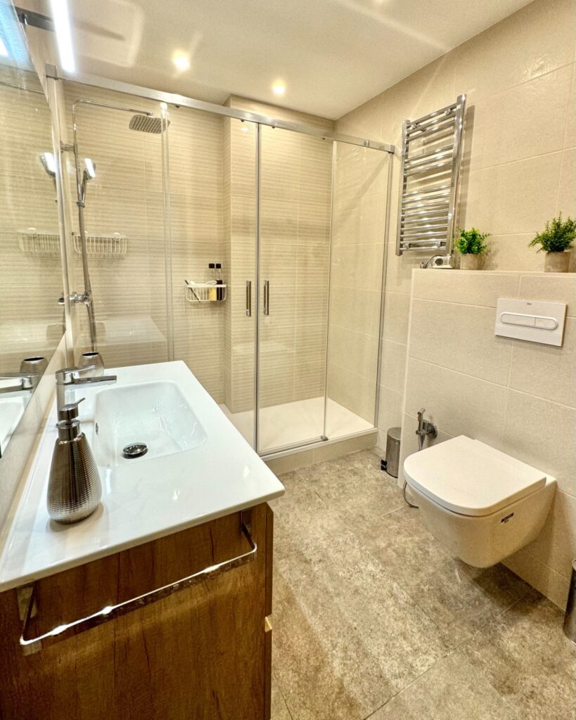 Mireia quería transformar por completo su baño para ganar amplitud, mejorar la distribución y actualizar los acabados con un estilo cálido y actual. El espacio necesitaba una intervención integral que permitiera optimizar cada rincón y mejorar la funcionalidad del día a día.