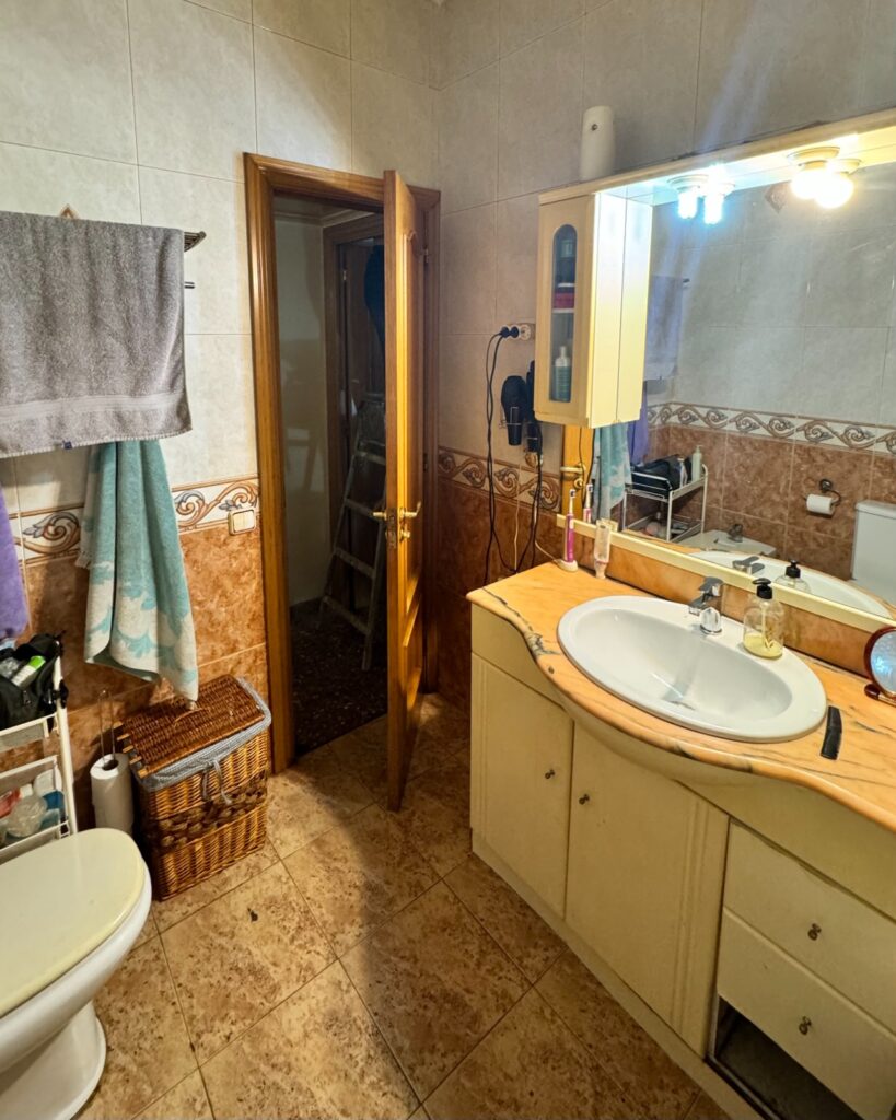 Mireia quería transformar por completo su baño para ganar amplitud, mejorar la distribución y actualizar los acabados con un estilo cálido y actual. El espacio necesitaba una intervención integral que permitiera optimizar cada rincón y mejorar la funcionalidad del día a día.