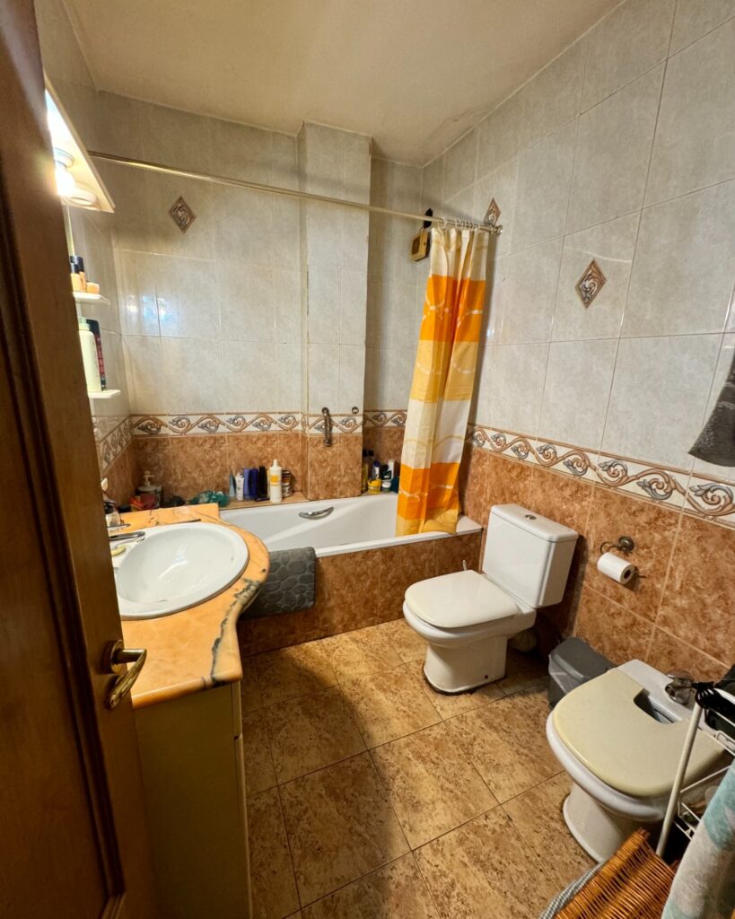 Mireia quería transformar por completo su baño para ganar amplitud, mejorar la distribución y actualizar los acabados con un estilo cálido y actual. El espacio necesitaba una intervención integral que permitiera optimizar cada rincón y mejorar la funcionalidad del día a día.