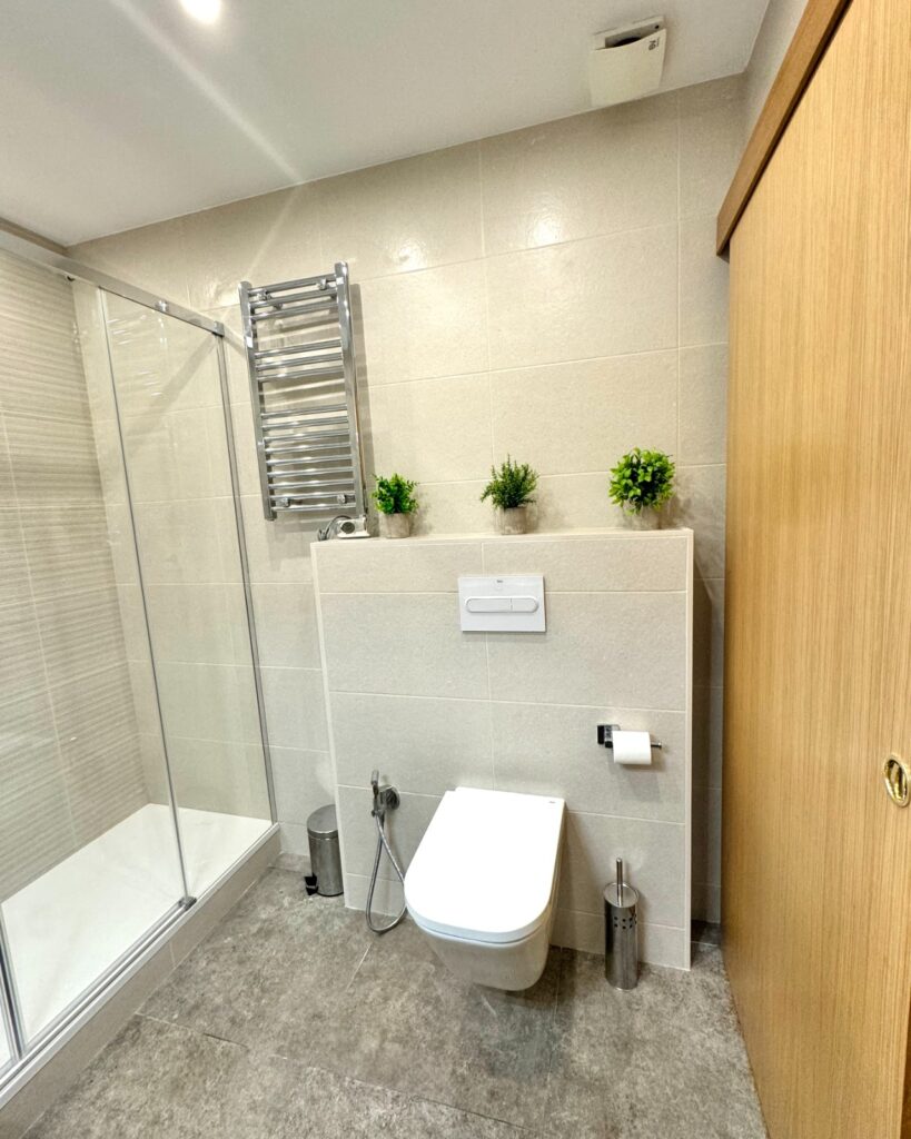 Mireia quería transformar por completo su baño para ganar amplitud, mejorar la distribución y actualizar los acabados con un estilo cálido y actual. El espacio necesitaba una intervención integral que permitiera optimizar cada rincón y mejorar la funcionalidad del día a día.