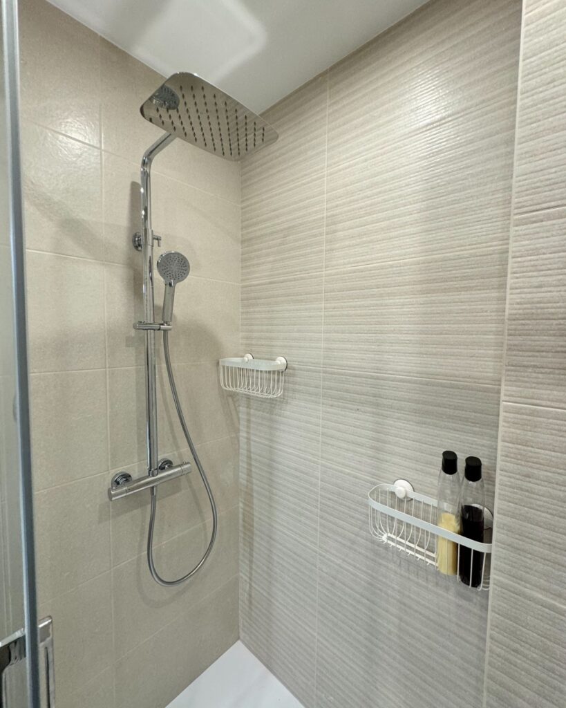 Mireia quería transformar por completo su baño para ganar amplitud, mejorar la distribución y actualizar los acabados con un estilo cálido y actual. El espacio necesitaba una intervención integral que permitiera optimizar cada rincón y mejorar la funcionalidad del día a día.