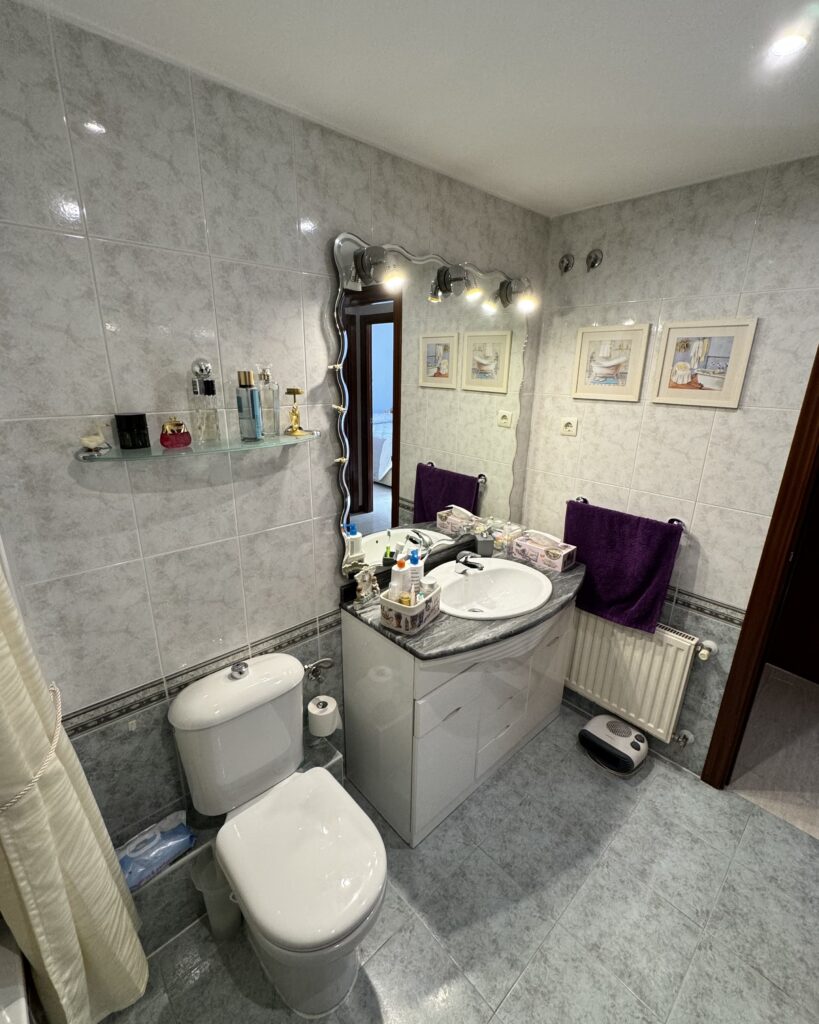 Guille y Jenni querían una renovación completa de su vivienda para unificar estética, modernizar instalaciones y mejorar el confort térmico. El objetivo era conseguir una casa más práctica, luminosa y funcional, donde cocina, baño y aseo compartieran una misma línea de diseño, además de incorporar un sistema eficiente de aire por conductos.