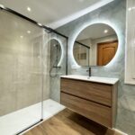 Guille y Jenni querían una renovación completa de su vivienda para unificar estética, modernizar instalaciones y mejorar el confort térmico. El objetivo era conseguir una casa más práctica, luminosa y funcional, donde cocina, baño y aseo compartieran una misma línea de diseño, además de incorporar un sistema eficiente de aire por conductos.