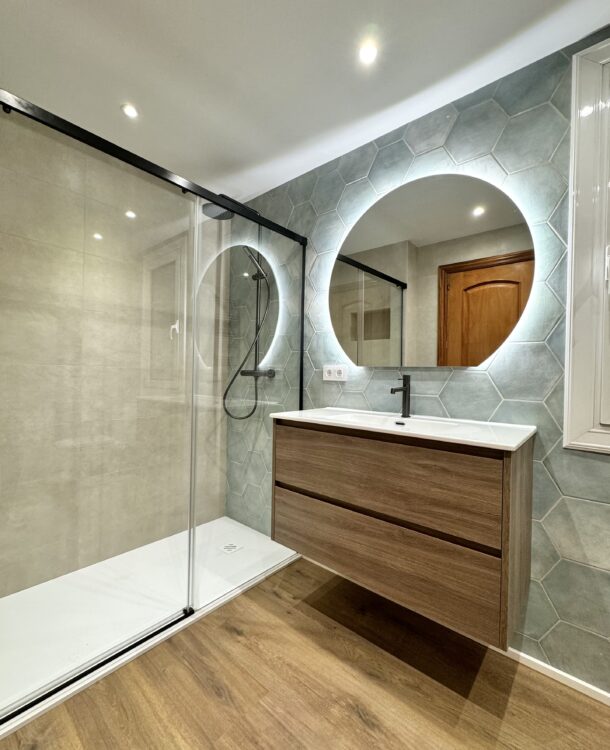 Guille y Jenni querían una renovación completa de su vivienda para unificar estética, modernizar instalaciones y mejorar el confort térmico. El objetivo era conseguir una casa más práctica, luminosa y funcional, donde cocina, baño y aseo compartieran una misma línea de diseño, además de incorporar un sistema eficiente de aire por conductos.