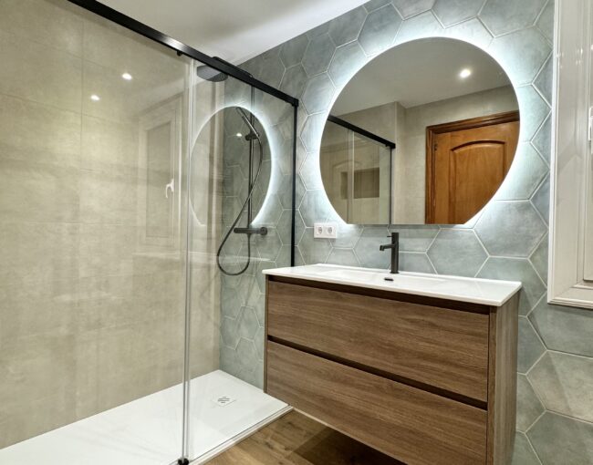 Guille y Jenni querían una renovación completa de su vivienda para unificar estética, modernizar instalaciones y mejorar el confort térmico. El objetivo era conseguir una casa más práctica, luminosa y funcional, donde cocina, baño y aseo compartieran una misma línea de diseño, además de incorporar un sistema eficiente de aire por conductos.