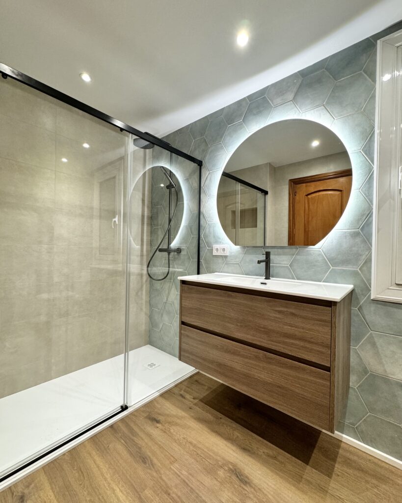 Guille y Jenni querían una renovación completa de su vivienda para unificar estética, modernizar instalaciones y mejorar el confort térmico. El objetivo era conseguir una casa más práctica, luminosa y funcional, donde cocina, baño y aseo compartieran una misma línea de diseño, además de incorporar un sistema eficiente de aire por conductos.