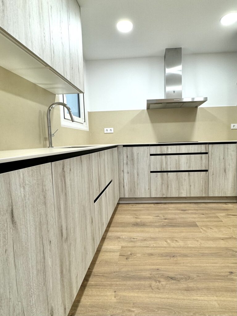 Guille y Jenni querían una renovación completa de su vivienda para unificar estética, modernizar instalaciones y mejorar el confort térmico. El objetivo era conseguir una casa más práctica, luminosa y funcional, donde cocina, baño y aseo compartieran una misma línea de diseño, además de incorporar un sistema eficiente de aire por conductos.