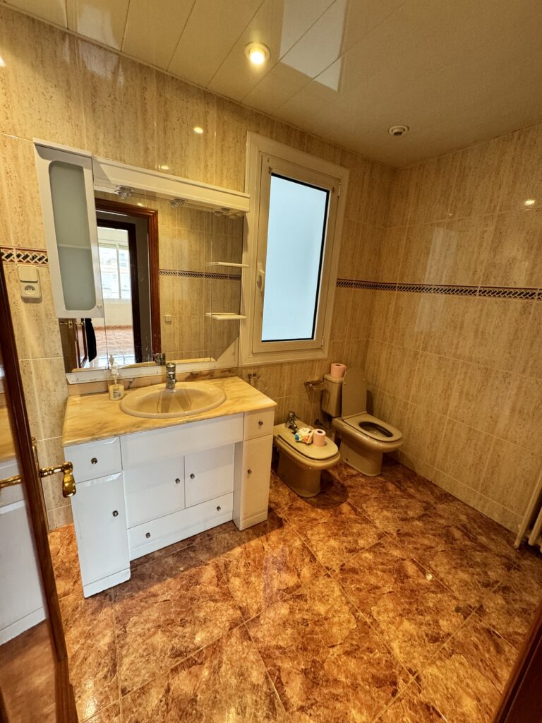 Guille y Jenni querían una renovación completa de su vivienda para unificar estética, modernizar instalaciones y mejorar el confort térmico. El objetivo era conseguir una casa más práctica, luminosa y funcional, donde cocina, baño y aseo compartieran una misma línea de diseño, además de incorporar un sistema eficiente de aire por conductos.