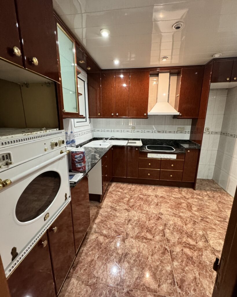 Guille y Jenni querían una renovación completa de su vivienda para unificar estética, modernizar instalaciones y mejorar el confort térmico. El objetivo era conseguir una casa más práctica, luminosa y funcional, donde cocina, baño y aseo compartieran una misma línea de diseño, además de incorporar un sistema eficiente de aire por conductos.