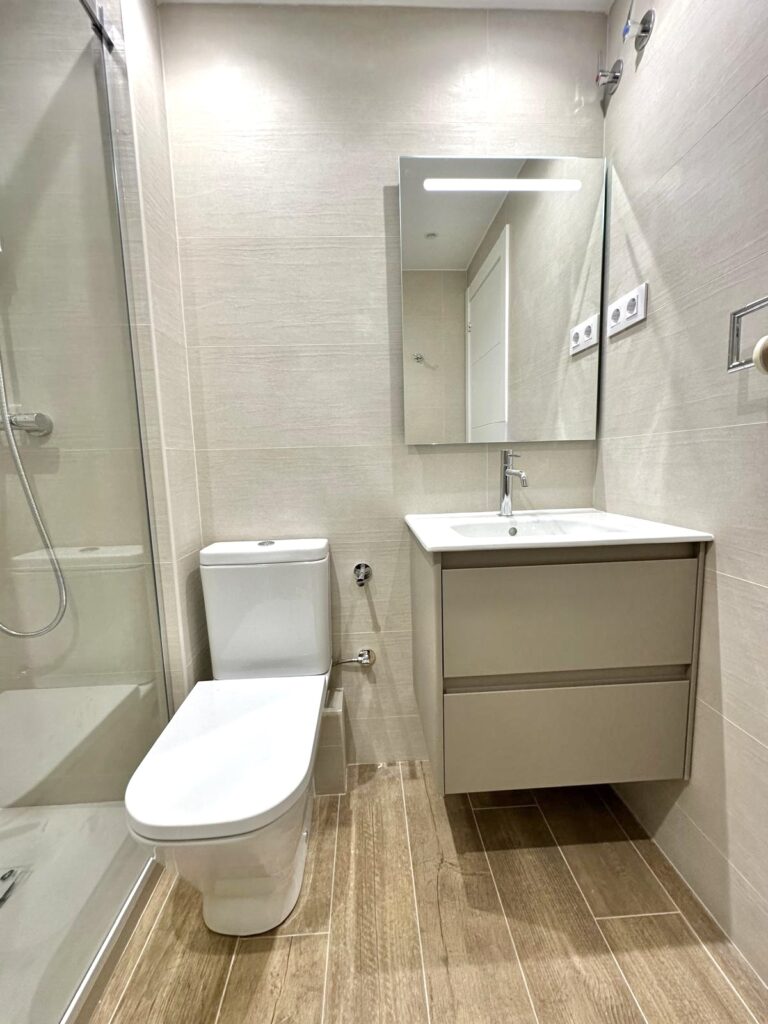 Enrique y María querían actualizar la cocina y los dos baños de su vivienda en Vilassar de Dalt. Su objetivo era mejorar la distribución, modernizar los materiales y crear espacios más luminosos y funcionales en su día a día.