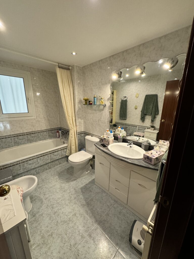 Enrique y María querían actualizar la cocina y los dos baños de su vivienda en Vilassar de Dalt. Su objetivo era mejorar la distribución, modernizar los materiales y crear espacios más luminosos y funcionales en su día a día.