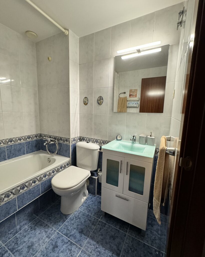 Enrique y María querían actualizar la cocina y los dos baños de su vivienda en Vilassar de Dalt. Su objetivo era mejorar la distribución, modernizar los materiales y crear espacios más luminosos y funcionales en su día a día.