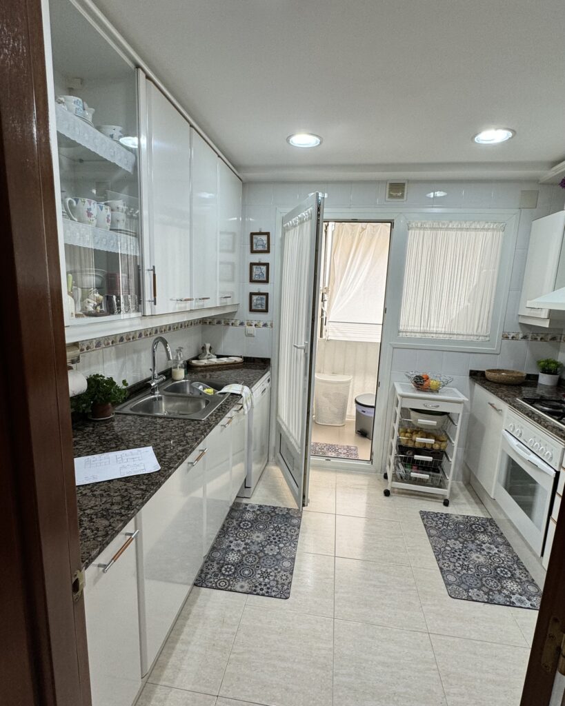 Enrique y María querían actualizar la cocina y los dos baños de su vivienda en Vilassar de Dalt. Su objetivo era mejorar la distribución, modernizar los materiales y crear espacios más luminosos y funcionales en su día a día.