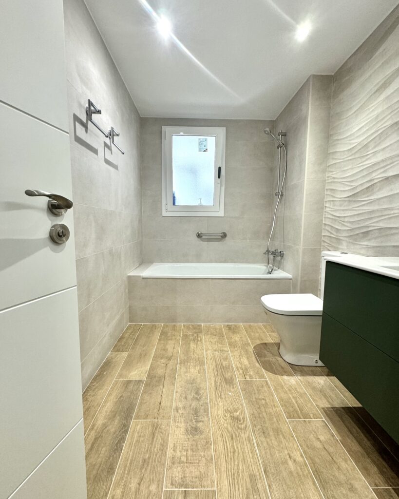 Enrique y María querían actualizar la cocina y los dos baños de su vivienda en Vilassar de Dalt. Su objetivo era mejorar la distribución, modernizar los materiales y crear espacios más luminosos y funcionales en su día a día.