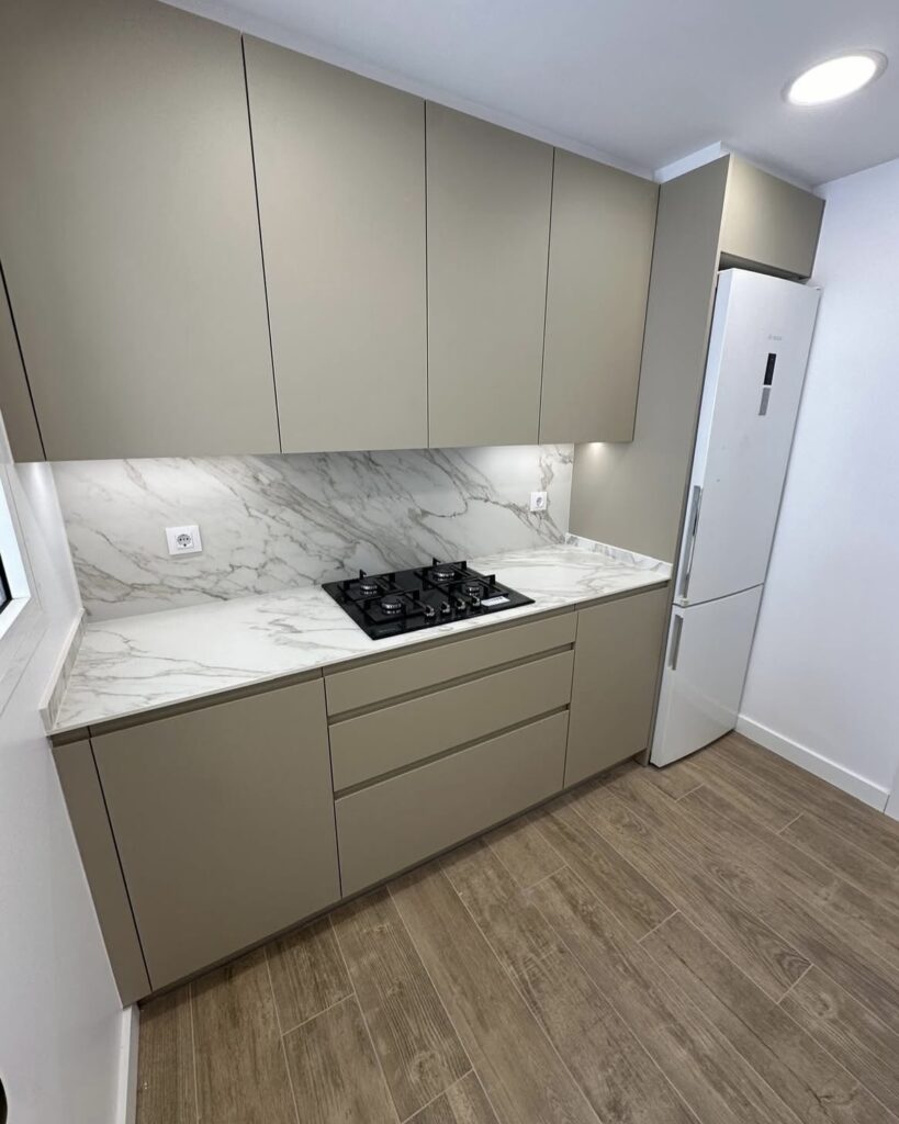 Enrique y María querían actualizar la cocina y los dos baños de su vivienda en Vilassar de Dalt. Su objetivo era mejorar la distribución, modernizar los materiales y crear espacios más luminosos y funcionales en su día a día.