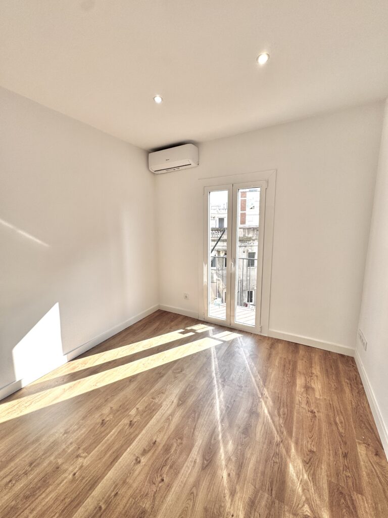 Alfons necesitaba poner a punto su piso de alquiler en el Eixample, realizando una reforma integral rápida, eficiente y económica, pero con resultados duraderos y una estética moderna que garantizara una buena experiencia para futuros inquilinos.