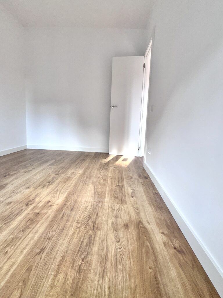 Alfons necesitaba poner a punto su piso de alquiler en el Eixample, realizando una reforma integral rápida, eficiente y económica, pero con resultados duraderos y una estética moderna que garantizara una buena experiencia para futuros inquilinos.