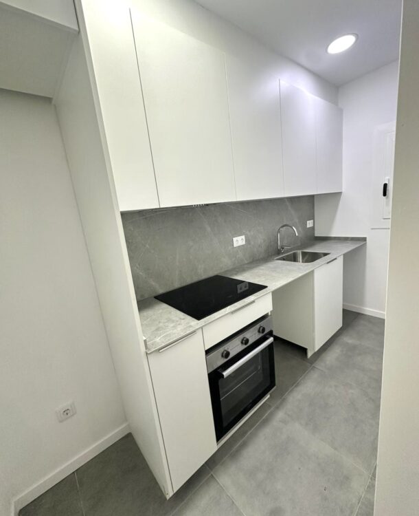 Alfons necesitaba poner a punto su piso de alquiler en el Eixample, realizando una reforma integral rápida, eficiente y económica, pero con resultados duraderos y una estética moderna que garantizara una buena experiencia para futuros inquilinos.