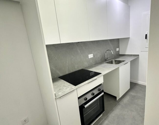 Alfons necesitaba poner a punto su piso de alquiler en el Eixample, realizando una reforma integral rápida, eficiente y económica, pero con resultados duraderos y una estética moderna que garantizara una buena experiencia para futuros inquilinos.