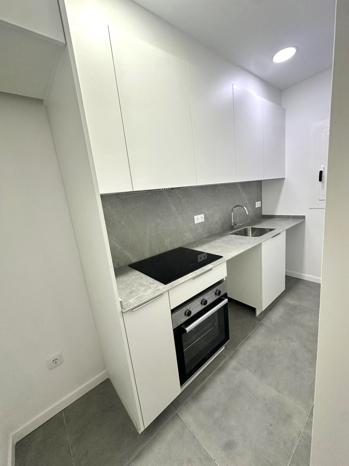 Alfons necesitaba poner a punto su piso de alquiler en el Eixample, realizando una reforma integral rápida, eficiente y económica, pero con resultados duraderos y una estética moderna que garantizara una buena experiencia para futuros inquilinos.