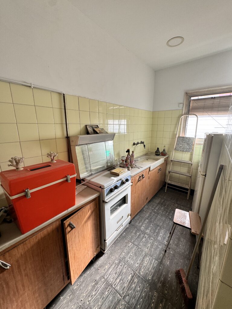 Alfons necesitaba poner a punto su piso de alquiler en el Eixample, realizando una reforma integral rápida, eficiente y económica, pero con resultados duraderos y una estética moderna que garantizara una buena experiencia para futuros inquilinos.